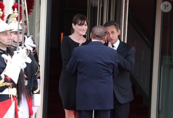 Carlita, enceinte, et Nicolas Sarkozy accueillent Silvio Berlusconi au Ciro's, à Deauville.