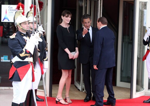 Carlita, enceinte, et Nicolas Sarkozy accueillent Silvio Berlusconi au Ciro's, à Deauville.