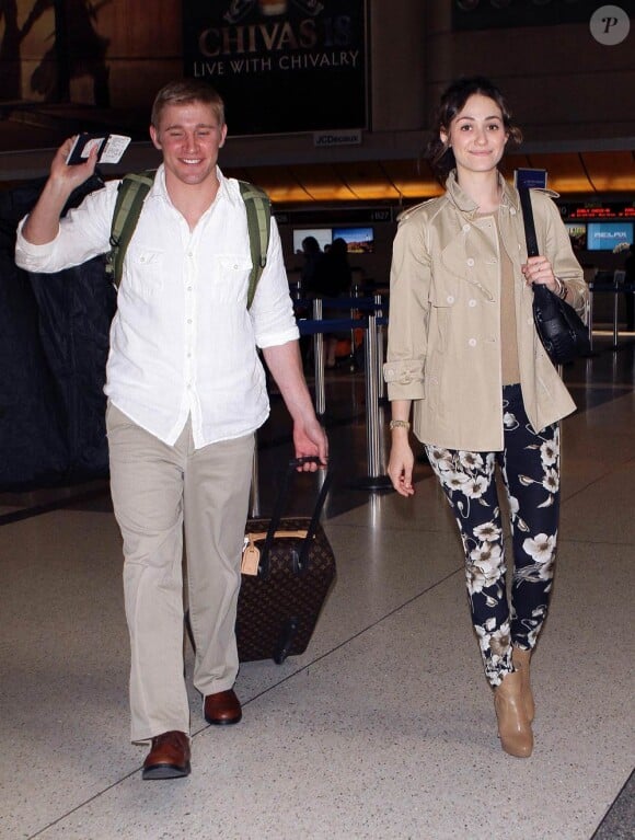 Tyler Jacob Moore et Emmy Rossum à l'aéroport LAX de Los Angeles, en partance pour Londres, le 26 mai 2011.