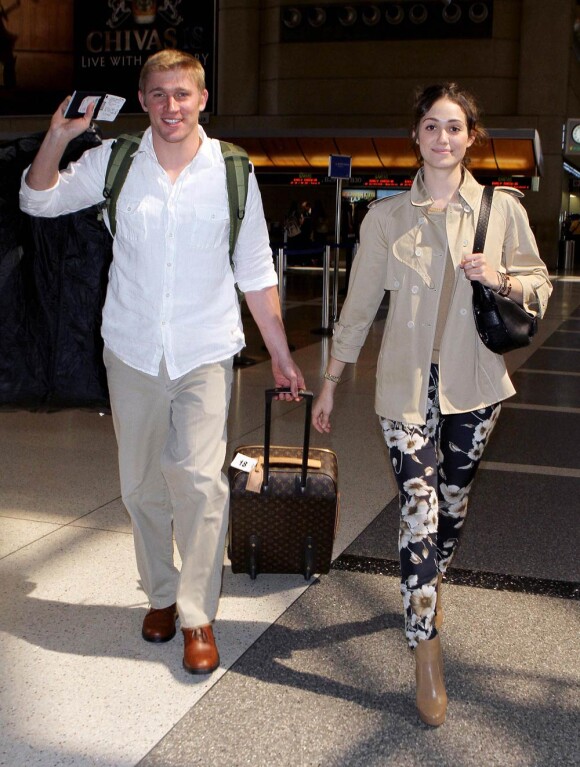 Tyler Jacob Moore et l'adorable Emmy Rossum à l'aéroport LAX de Los Angeles, en partance pour Londres, le 26 mai 2011.