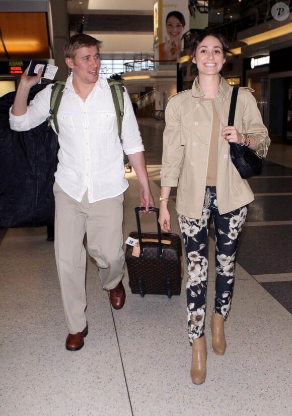 Tyler Jacob Moore et la jolie Emmy Rossum à l'aéroport LAX de Los Angeles, en partance pour Londres, le 26 mai 2011.