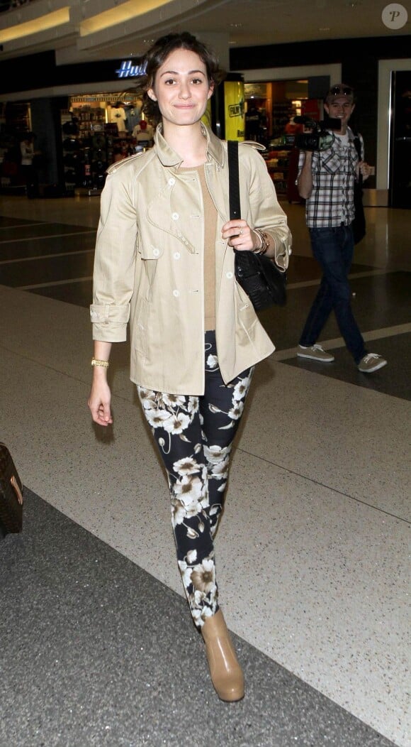 Emmy Rossum à l'aéroport LAX de Los Angeles, en partance pour Londres, le 26 mai 2011.