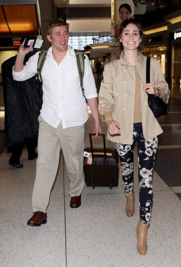 Tyler Jacob Moore et la craquante Emmy Rossum à l'aéroport LAX de Los Angeles, en partance pour Londres, le 26 mai 2011.