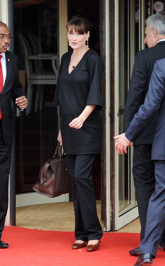 Carla Bruni-Sarkozy enceinte, déjeune avec les conjoints des chefs de délégation des pays africains et des organisations internationales, le vendredi 27 mai, à Deauville.