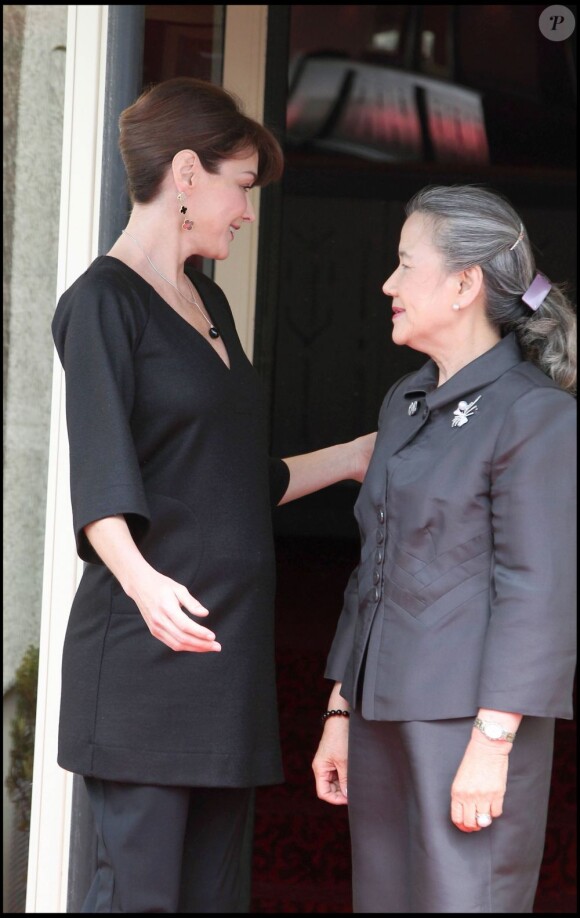 Carla Bruni-Sarkozy enceinte reçoit les conjoints et conjointes des membres de la délégation du sommet du G8, à Deauville.