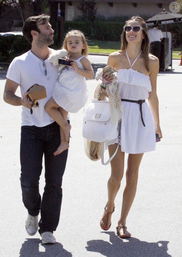 Alessandra Ambrosio, son fiancé Jamie Mazur et leur fille Anja profitent d'un moment en famille à Los Angeles, le 27 mai 2011.