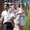 Alessandra Ambrosio, son fiancé Jamie Mazur et leur fille Anja se promènent joyeusement dans les rues de Los Angeles, le 27 mai 2011.