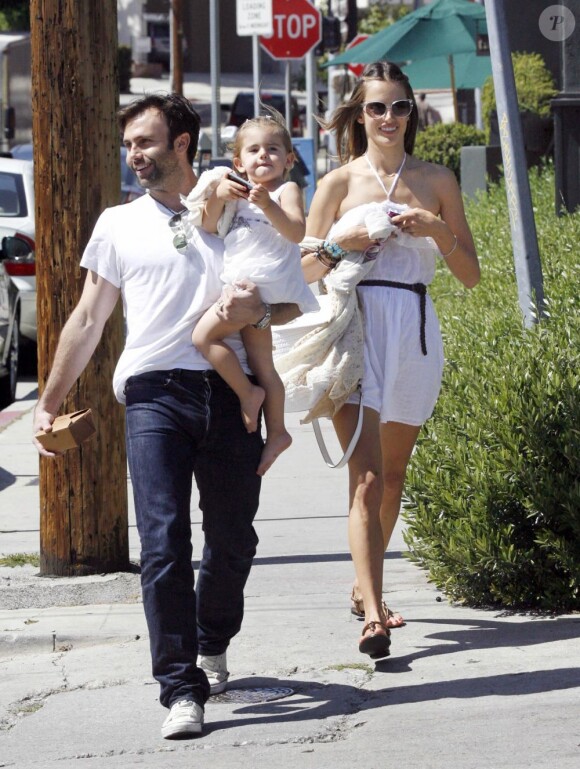 Alessandra Ambrosio, son fiancé Jamie Mazur et leur fille Anja se promènent joyeusement dans les rues de Los Angeles, le 27 mai 2011.