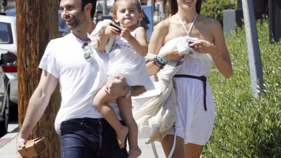 Alessandra Ambrosio : Avec sa fille et son fiancé, elle resplendit !