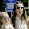 Pendant qu'Alessandra Ambrosio porte leur fille Anja, Jamie Mazur consulte son téléphone, à Los Angeles le 27 mai 2011.