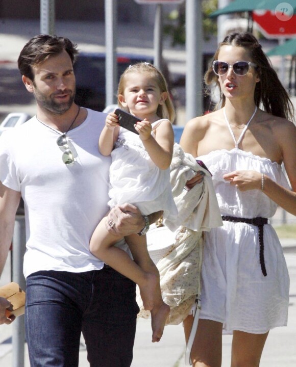 Anja, la fille d'Alessandra Ambrosio et son fiancé Jamie Mazur, joue avec un téléphone dans les bras de son père à Los Angeles, le 27 mai 2011.