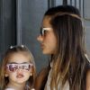 Alessandra Ambrosio et sa fille Anja sont aussi lookées l'un que l'autre dans les rues de Los Angeles, le 27 mai 2011.
