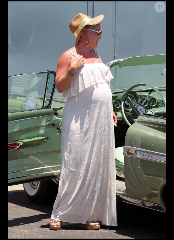 Pink, très enceinte, sort de sa voiture décapotable pour déjenuer avec son mari Carey Hart et quelques amis, à Malibu le 28 mai 2011.