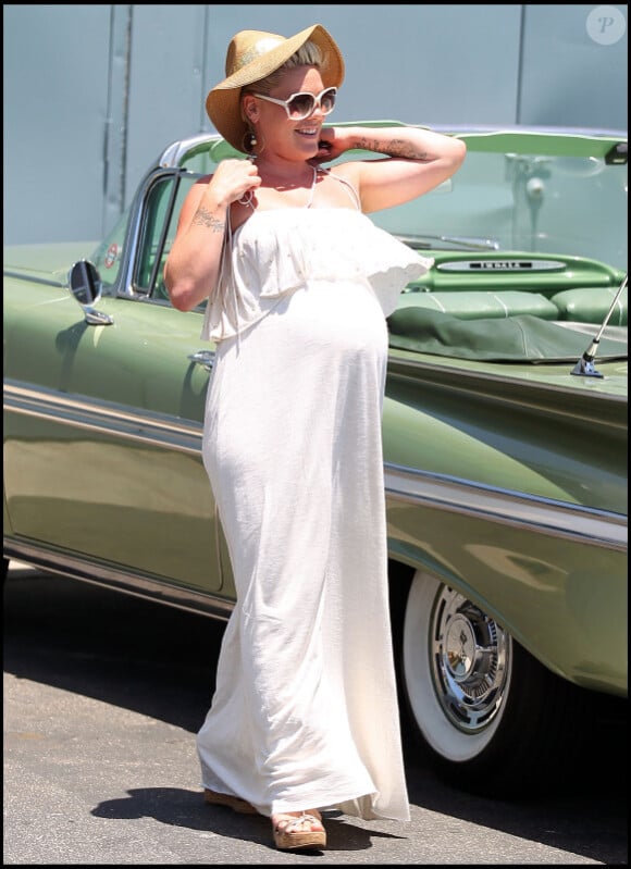 Pink dévoile ses formes de femme très enceinte, à Malibu le 28 mai 2011.