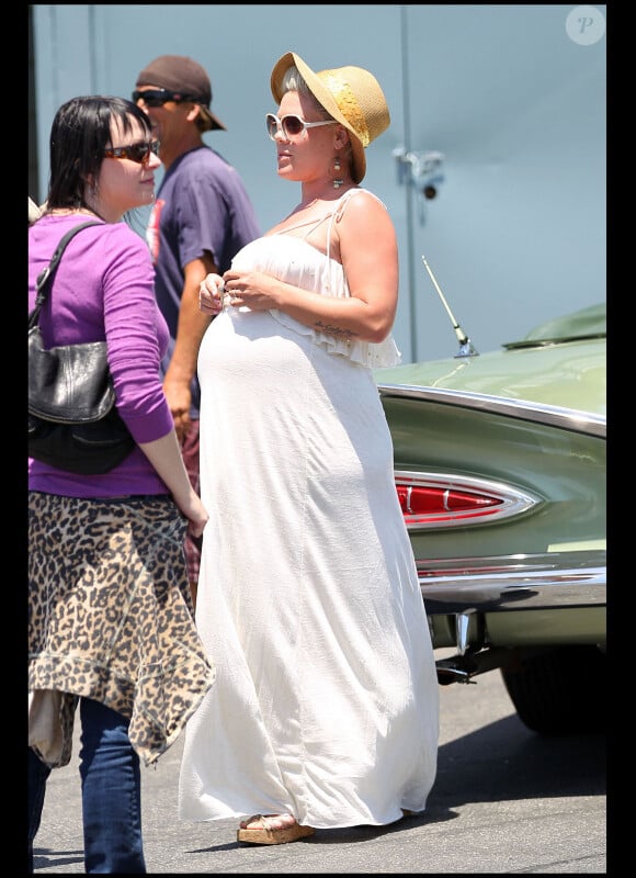 Pink, très enceinte, retrouve quelques amis, à Malibu le 28 mai 2011.