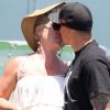 Pink, très enceinte, embrasse son mari Carey Hart à Malibu le 28 mai 2011.