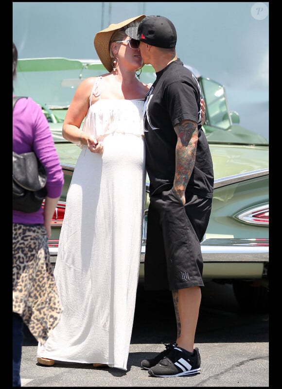 Pink, très enceinte, embrasse son mari Carey Hart à Malibu le 28 mai 2011.
