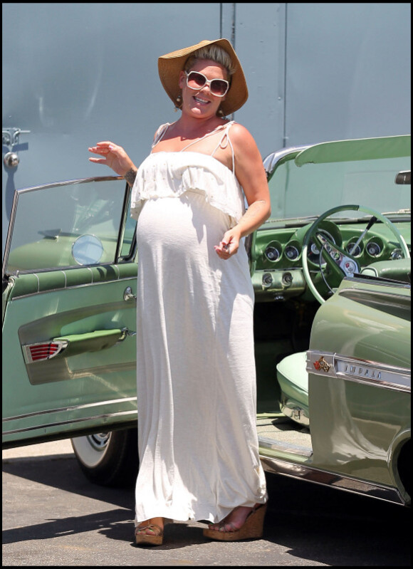 Pink, très enceinte, a le sourire aux lèvres, à Malibu le 28 mai 2011.