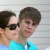 Justin Bieber assiste à la réparation de son bolide, à Los Angeles, samedi 21 mai 2011.