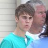 Justin Bieber assiste à la réparation de son bolide, à Los Angeles, samedi 21 mai 2011.
