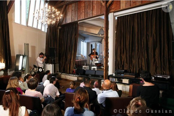La première dame et chanteuse Carla Bruni-Sarkozy était l'invitée exceptionnelle du 4e MicroShow, le 30 mai 2011 à Paris, à l'initiative de Microworld.org. L'atelier Kuntzel+Deygas, dans le XVIIIe arrondissement, accueillait ce moment privilégié.
