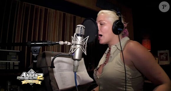 Loana dans les studios d'enregistrement dans Les Anges de la télé-réalité : Miami Dreams le 30 mai 2011