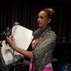 Julie dans les studios d'enregistrement dans Les Anges de la télé-réalité : Miami Dreams le 30 mai 2011