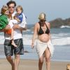 Tori Spelling se balade avec son mari Dean McDermott et leurs deux enfants, Liam, 4 ans, et Stella bientôt 3 ans, sur une plage de Malibu le 30 mai 2011.