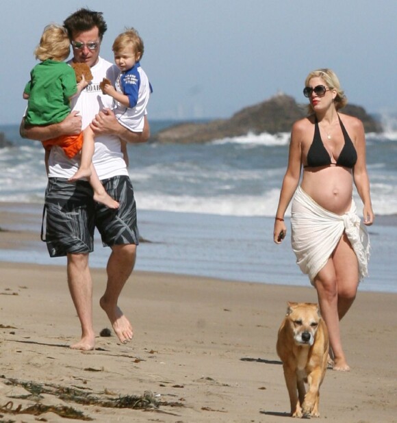 Tori Spelling affiche son ventre arrondi lors d'une promenade avec son mari Dean McDermott et leurs deux enfants, Liam, 4 ans, et Stella bientôt 3 ans, sur une plage de Malibu le 30 mai 2011.