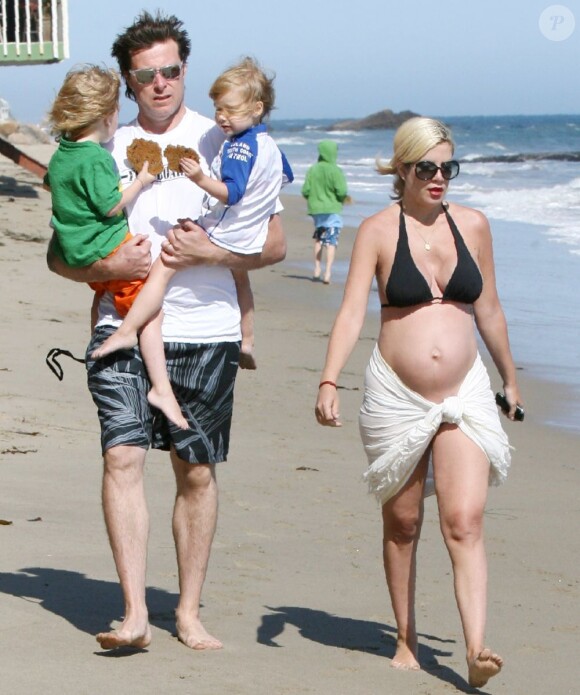 Tori Spelling se balade avec son mari Dean McDermott et leurs deux enfants, Liam, 4 ans, et Stella bientôt 3 ans, sur une plage de Malibu le 30 mai 2011.
