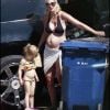 Tori Spelling, enceinte, passe la journée à la plage avec son mari Dean McDermott et leurs enfants Liam et Stella. Le 30/05/2011 à Malibu