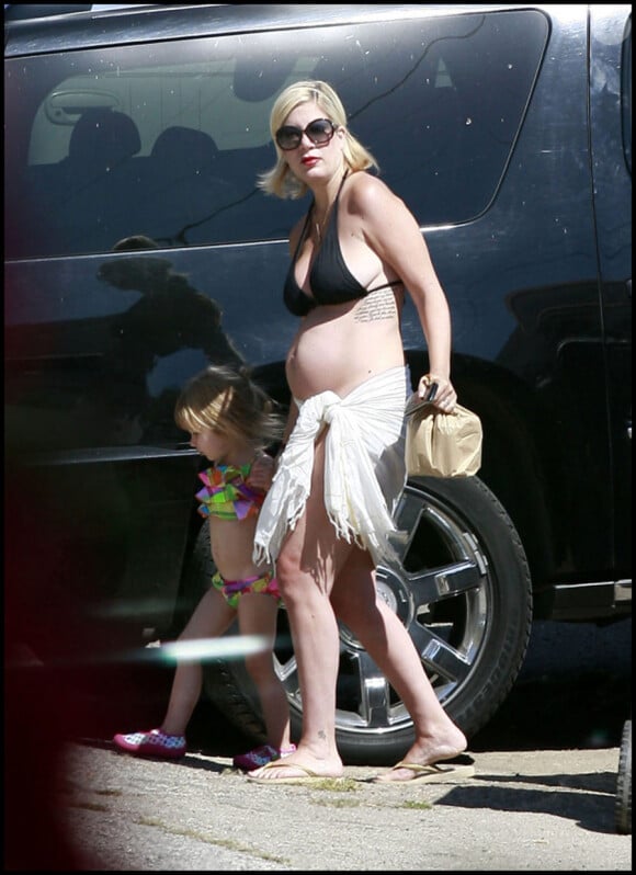 Tori Spelling, enceinte, passe la journée à la plage avec son mari Dean McDermott et leurs enfants Liam et Stella. Le 30/05/2011 à Malibu