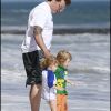 Tori Spelling, enceinte, passe la journée à la plage avec son mari Dean McDermott et leurs enfants Liam et Stella. Le 30/05/2011 à Malibu