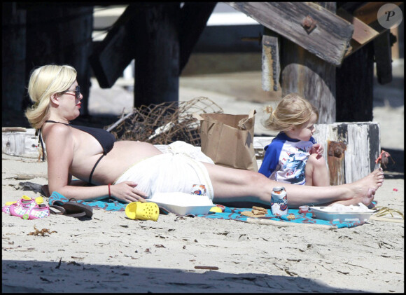 Tori Spelling, enceinte, passe la journée à la plage avec son mari Dean McDermott et leurs enfants Liam et Stella. Le 30/05/2011 à Malibu
