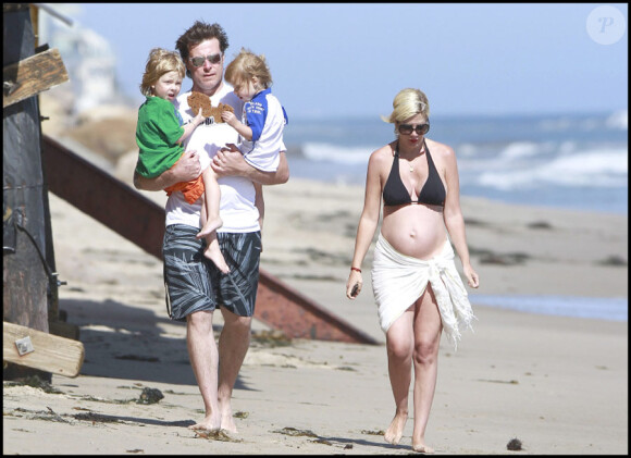 Tori Spelling, enceinte, passe la journée à la plage avec son mari Dean McDermott et leurs enfants Liam et Stella. Le 30/05/2011 à Malibu