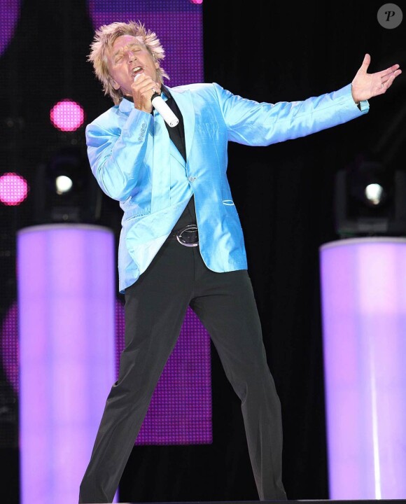 Rod Stewart se produit sur la scène de l'hippodrome de Newbury, le dimanche 29 mai 2011. Il a revêtu une belle veste bleue !