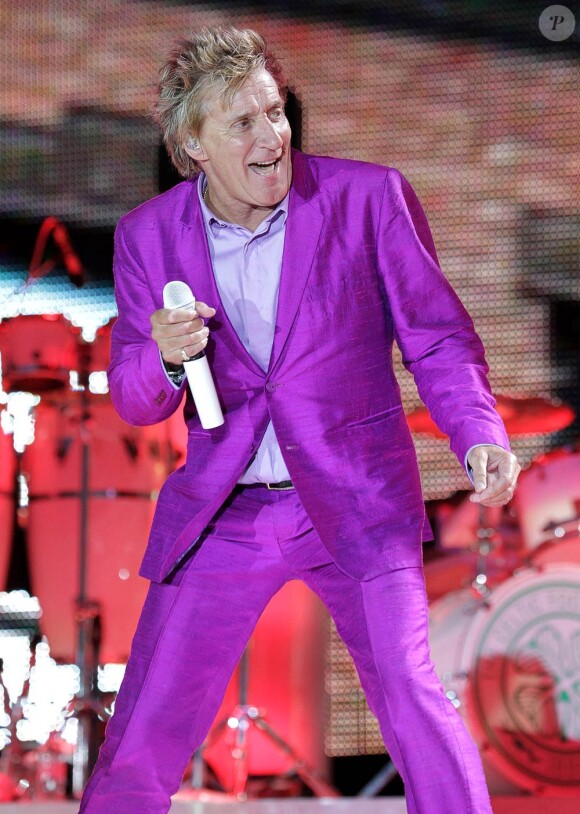 Rod Stewart se produit sur la scène de l'hippodrome de Newbury, le dimanche 29 mai 2011. Il est so punchy en veste mauve !