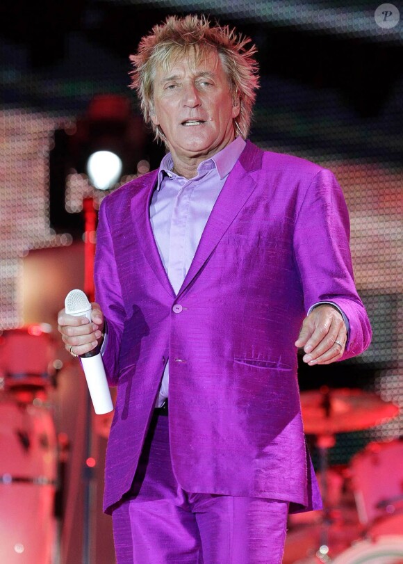 Rod Stewart se produit sur la scène de l'hippodrome de Newbury, le dimanche 29 mai 2011. Il est so punchy en veste mauve !