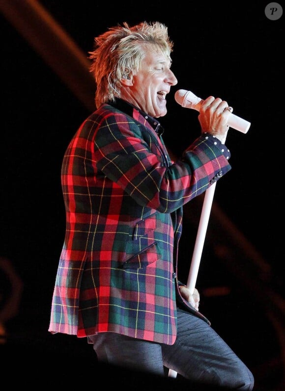 Rod Stewart se produit sur la scène de l'hippodrome de Newbury, le dimanche 29 mai 2011.