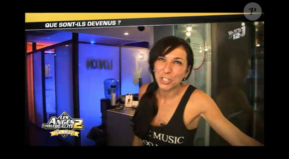 Angela dans un reportage dans Les Anges de la télé-réalité 2 : Miami Dreams