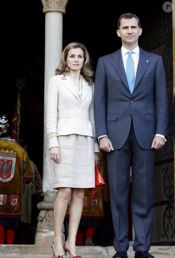 Letizia d'Espagne et son prince Felipe prennent la pose devant le monastère de Leyre dans le sud de l'Espagne, le 31 mai 2011