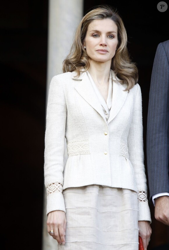 La princesse Letizia d'Espagne a l'air fatigué lors d'une cérémonie officielle. Espagne, 31 mai 2011