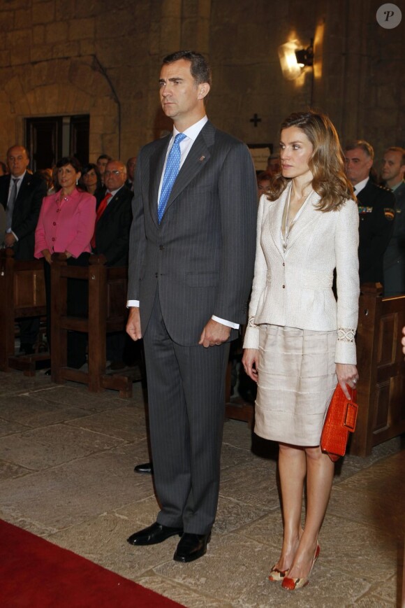 Le prince Felipe et la princesse Letizia d'Espagne saluent les rois de Navarre lors d'une cérémonie officielle. Espagne, 31 mai 2011