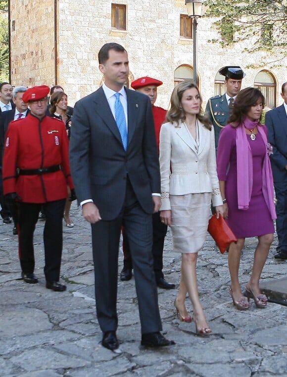 Comme chaque année, Felipe et Letizia d'Espagne rendent hommage aux rois  de Navarre au monastère de Leyre, le 31 mai 2011