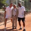 Denid Brogniart et Sylvain Wiltord prennent la pose avec le président de la FFT Jean Gachassin lors du Trophée des Personnalités à Roland Garros, organisé par Framboise Holtz. Le 1er juin 2011
