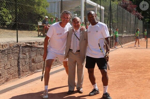 Denid Brogniart et Sylvain Wiltord prennent la pose avec le président de la FFT Jean Gachassin lors du Trophée des Personnalités à Roland Garros, organisé par Framboise Holtz. Le 1er juin 2011