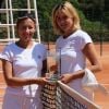Fair play, Anne-Sophie Lapix prend la pose avec la gagnante du Trophée des Personnalités à Roland Garros, Marine Vignes ! Le 1er juin 2011