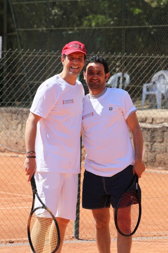 Cyril Hanouna et Olivier Carreras prennent la pose ensemble après leur match de tennis ! Et c'est Cyril Hanouna qui jouera en demi-finale du Trophée des Personnalités contre Arnaud Lemaire. Roland Garros, 1er juin 2011