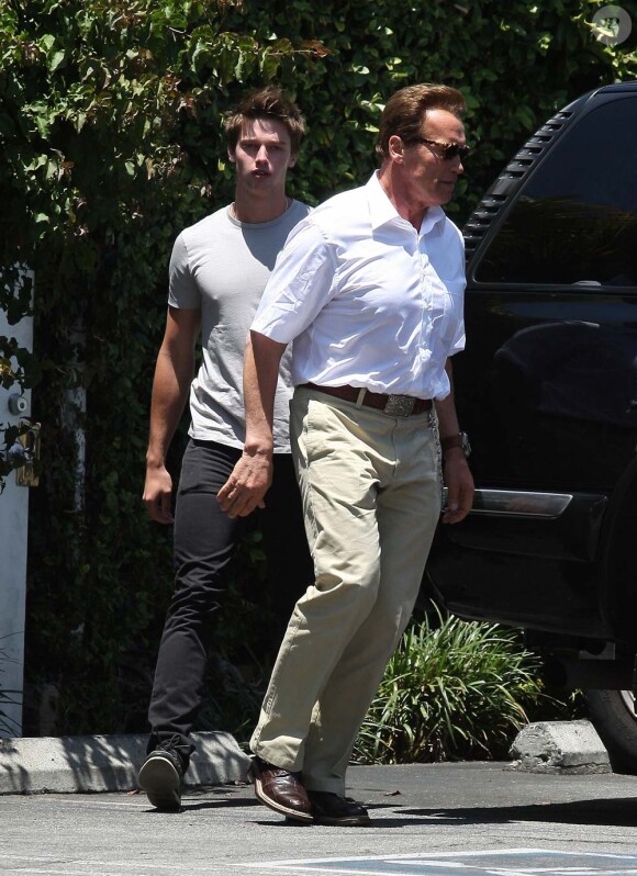 Arnold Schwarzenegger déjeune avec son fils Patrick, à Los Angeles, le 2 juin 2011.
