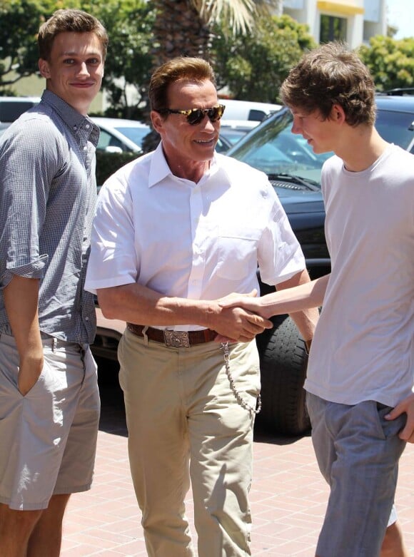 Arnold Schwarzenegger déjeune avec son fils Patrick, à Los Angeles, le 2 juin 2011.